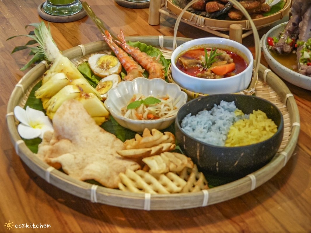 花蓮森林系網美餐廳「山下陳涼Enjoy the cool」，主打東南亞特色料理，鄰近山度空間、遠雄海洋公園。