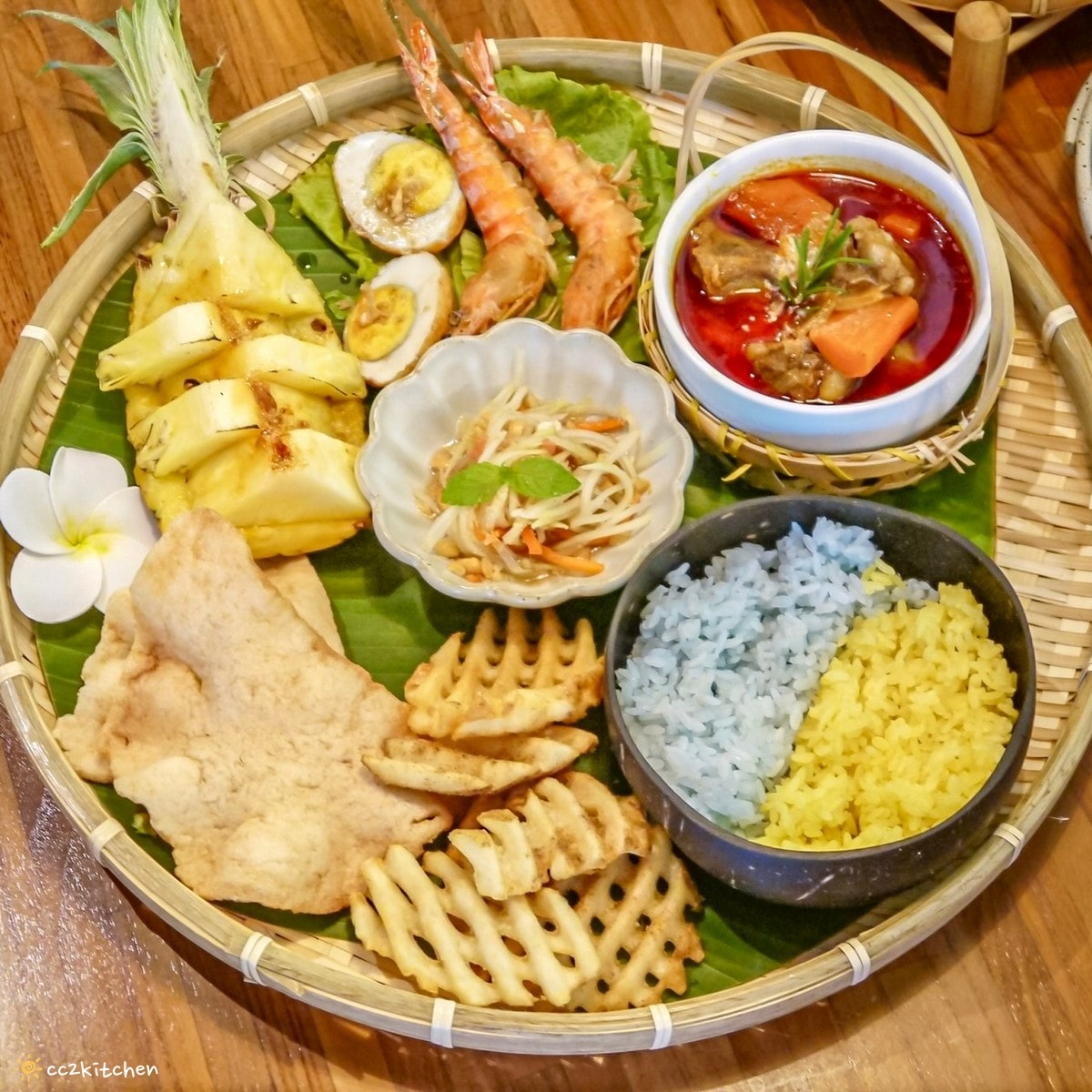 花蓮森林系網美餐廳「山下陳涼Enjoy the cool」，主打東南亞特色料理，鄰近山度空間、遠雄海洋公園。