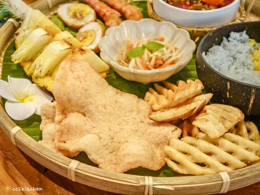 花蓮森林系網美餐廳「山下陳涼Enjoy the cool」，主打東南亞特色料理，鄰近山度空間、遠雄海洋公園。