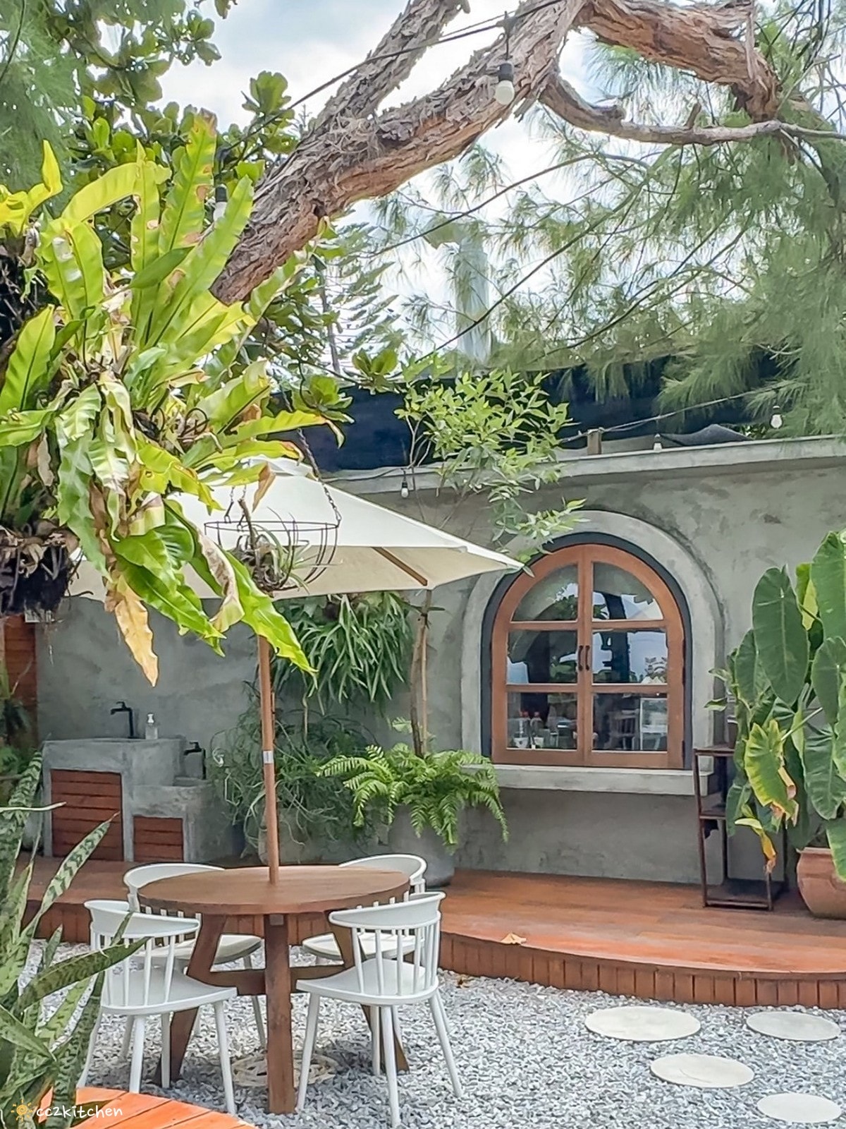 花蓮森林系網美餐廳「山下陳涼Enjoy the cool」，主打東南亞特色料理，鄰近山度空間、遠雄海洋公園。