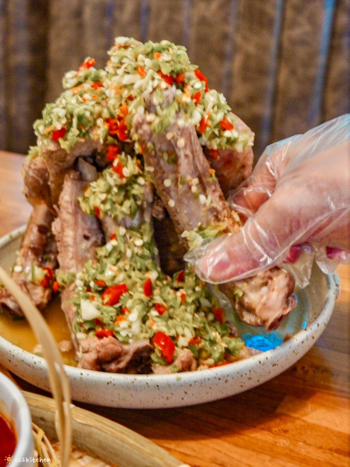 花蓮森林系網美餐廳「山下陳涼Enjoy the cool」，主打東南亞特色料理，鄰近山度空間、遠雄海洋公園。