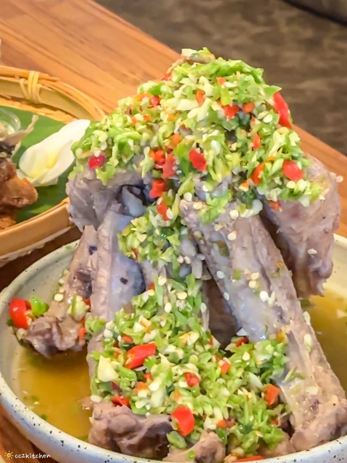 花蓮森林系網美餐廳「山下陳涼Enjoy the cool」，主打東南亞特色料理，鄰近山度空間、遠雄海洋公園。