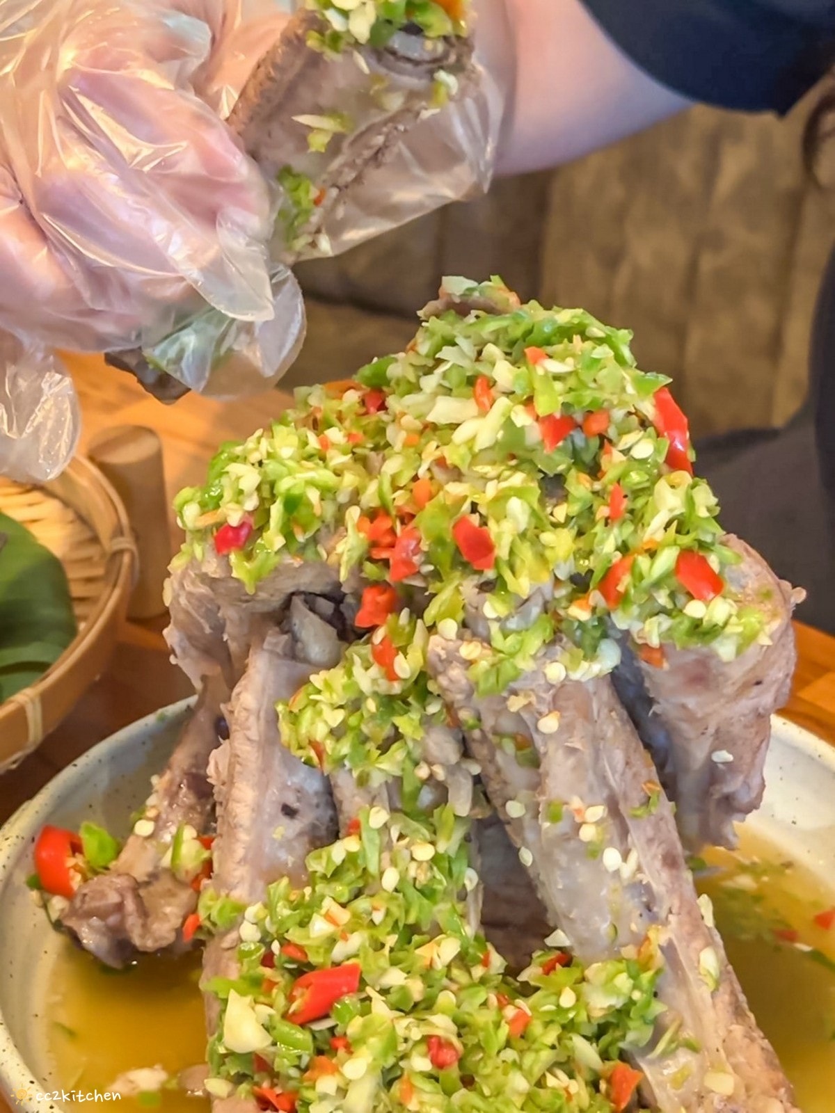 花蓮森林系網美餐廳「山下陳涼Enjoy the cool」，主打東南亞特色料理，鄰近山度空間、遠雄海洋公園。