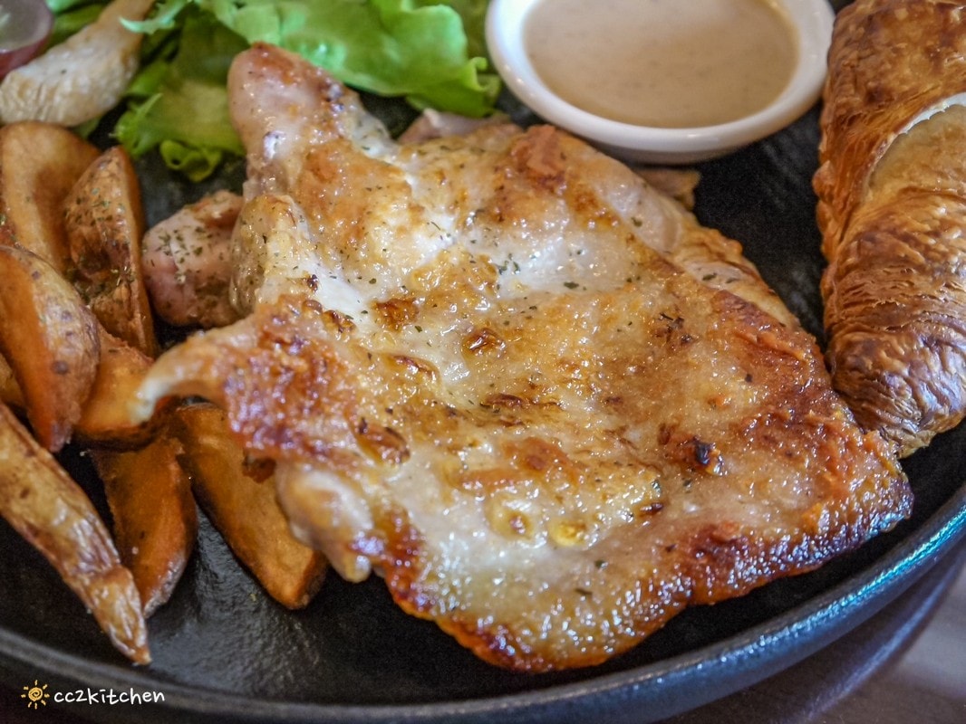 花蓮早午餐「巷弄李Sin Café」吉安自立路上的氣派豪宅裡，隱藏著一間英倫風咖啡廳！早午餐拼盤豐盛，推薦歐式嫩煎雞腿早午餐。