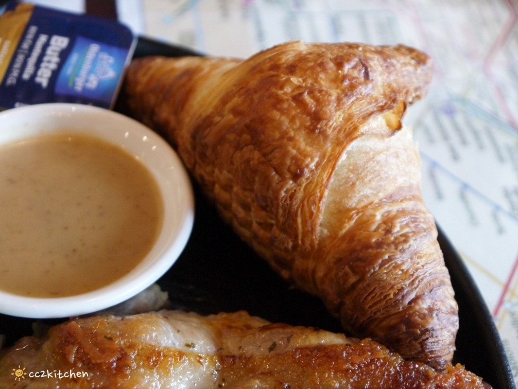 花蓮早午餐「巷弄李Sin Café」吉安自立路上的氣派豪宅裡，隱藏著一間英倫風咖啡廳！早午餐拼盤豐盛，推薦歐式嫩煎雞腿早午餐。