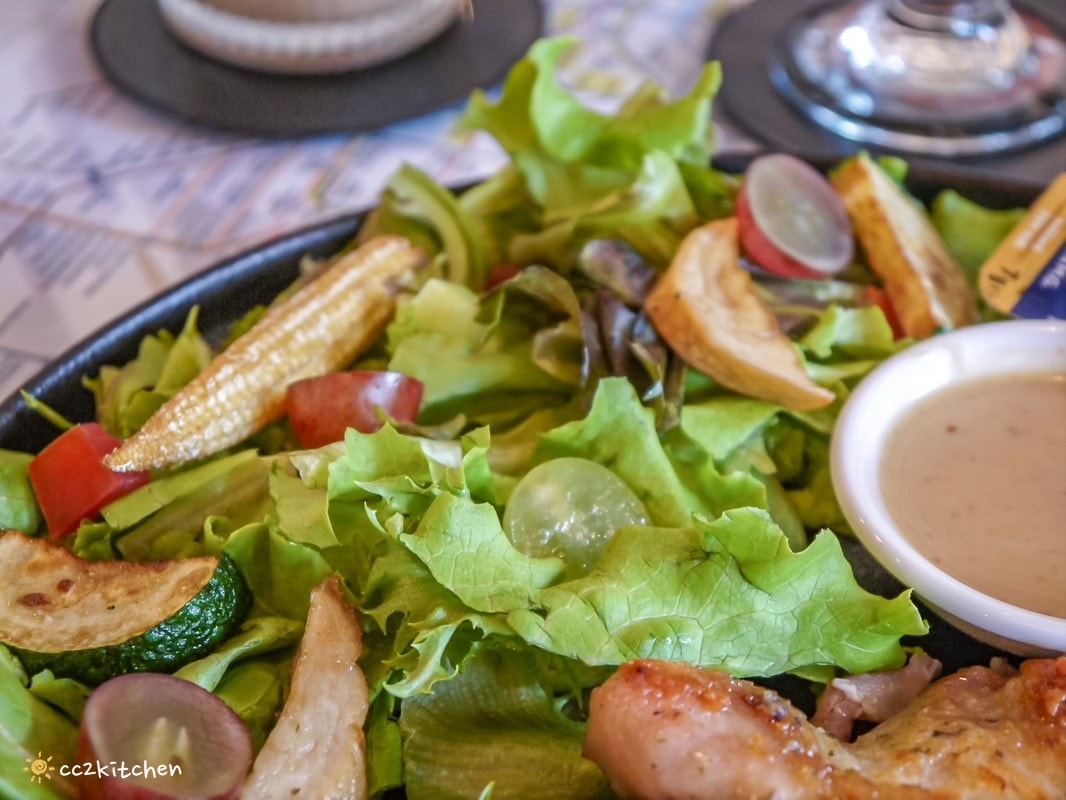 花蓮早午餐「巷弄李Sin Café」吉安自立路上的氣派豪宅裡，隱藏著一間英倫風咖啡廳！早午餐拼盤豐盛，推薦歐式嫩煎雞腿早午餐。