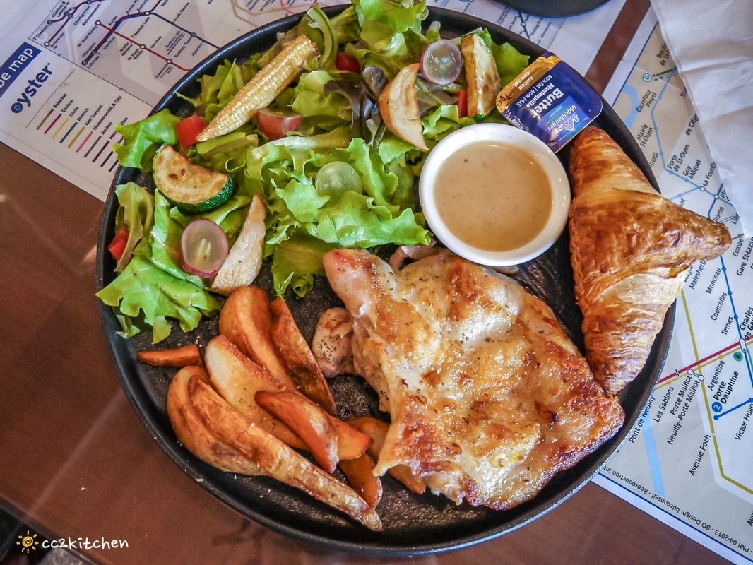 花蓮早午餐「巷弄李Sin Café」吉安自立路上的氣派豪宅裡，隱藏著一間英倫風咖啡廳！早午餐拼盤豐盛，推薦歐式嫩煎雞腿早午餐。