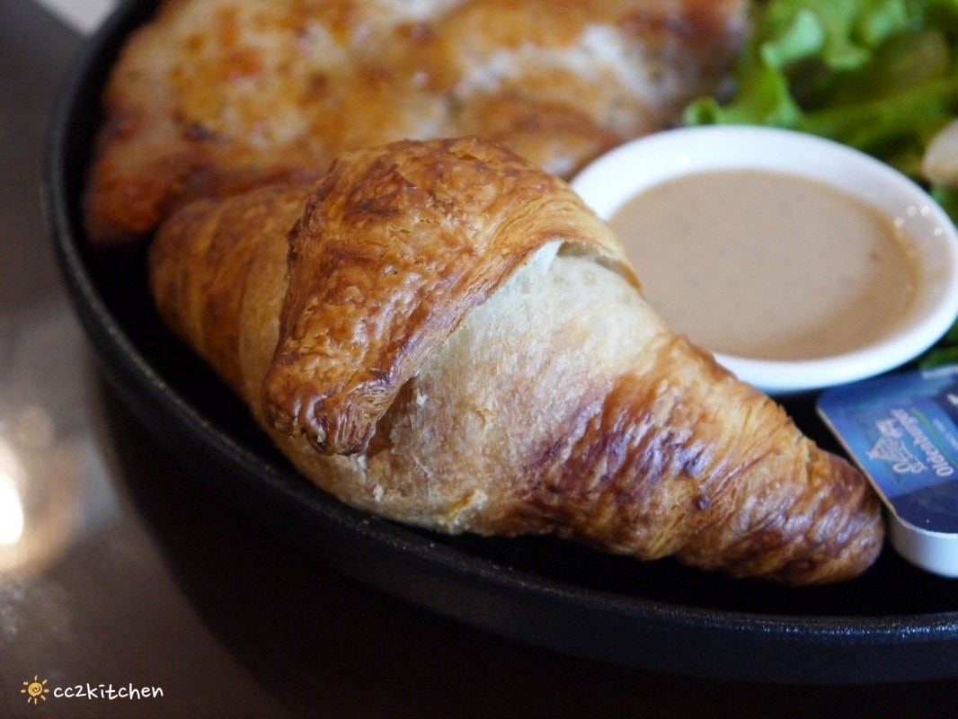 花蓮早午餐「巷弄李Sin Café」吉安自立路上的氣派豪宅裡，隱藏著一間英倫風咖啡廳！早午餐拼盤豐盛，推薦歐式嫩煎雞腿早午餐。