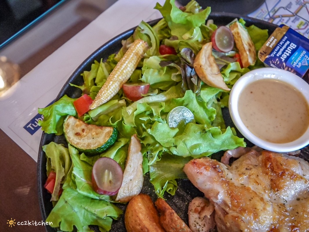 花蓮早午餐「巷弄李Sin Café」吉安自立路上的氣派豪宅裡，隱藏著一間英倫風咖啡廳！早午餐拼盤豐盛，推薦歐式嫩煎雞腿早午餐。