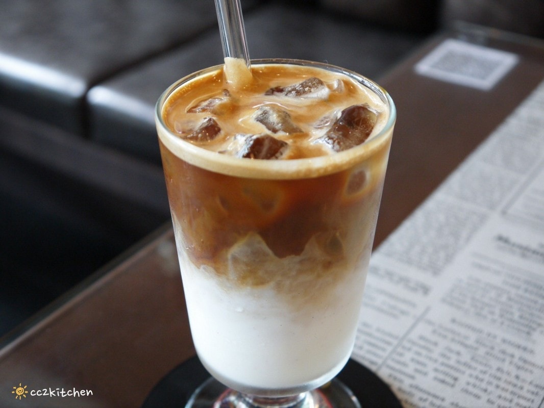 花蓮早午餐「巷弄李Sin Café」吉安自立路上的氣派豪宅裡，隱藏著一間英倫風咖啡廳！早午餐拼盤豐盛，推薦歐式嫩煎雞腿早午餐。