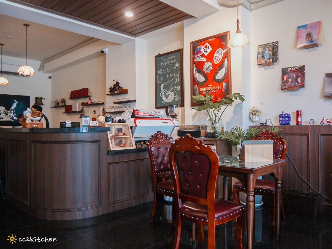 花蓮早午餐「巷弄李Sin Café」吉安自立路上的氣派豪宅裡,隱藏著一間英倫風咖啡廳!早午餐拼盤豐盛,推薦歐式嫩煎雞腿早午餐。 - 第8張圖