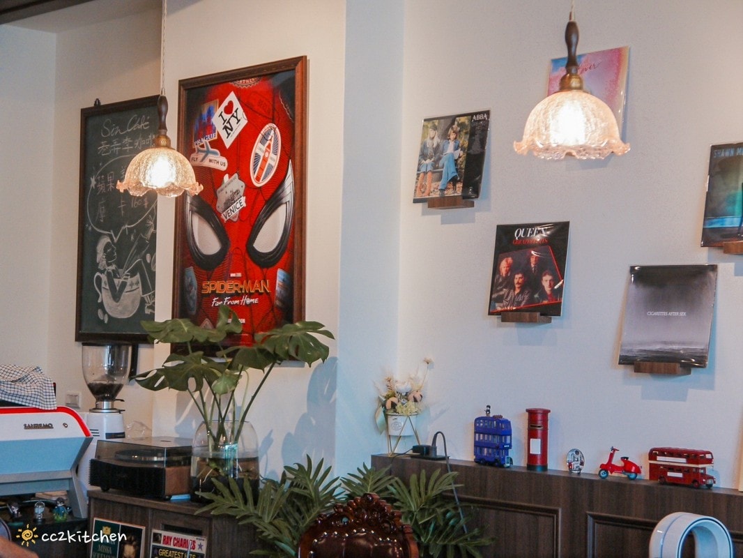 花蓮早午餐「巷弄李Sin Café」吉安自立路上的氣派豪宅裡,隱藏著一間英倫風咖啡廳!早午餐拼盤豐盛,推薦歐式嫩煎雞腿早午餐。 - 第9張圖