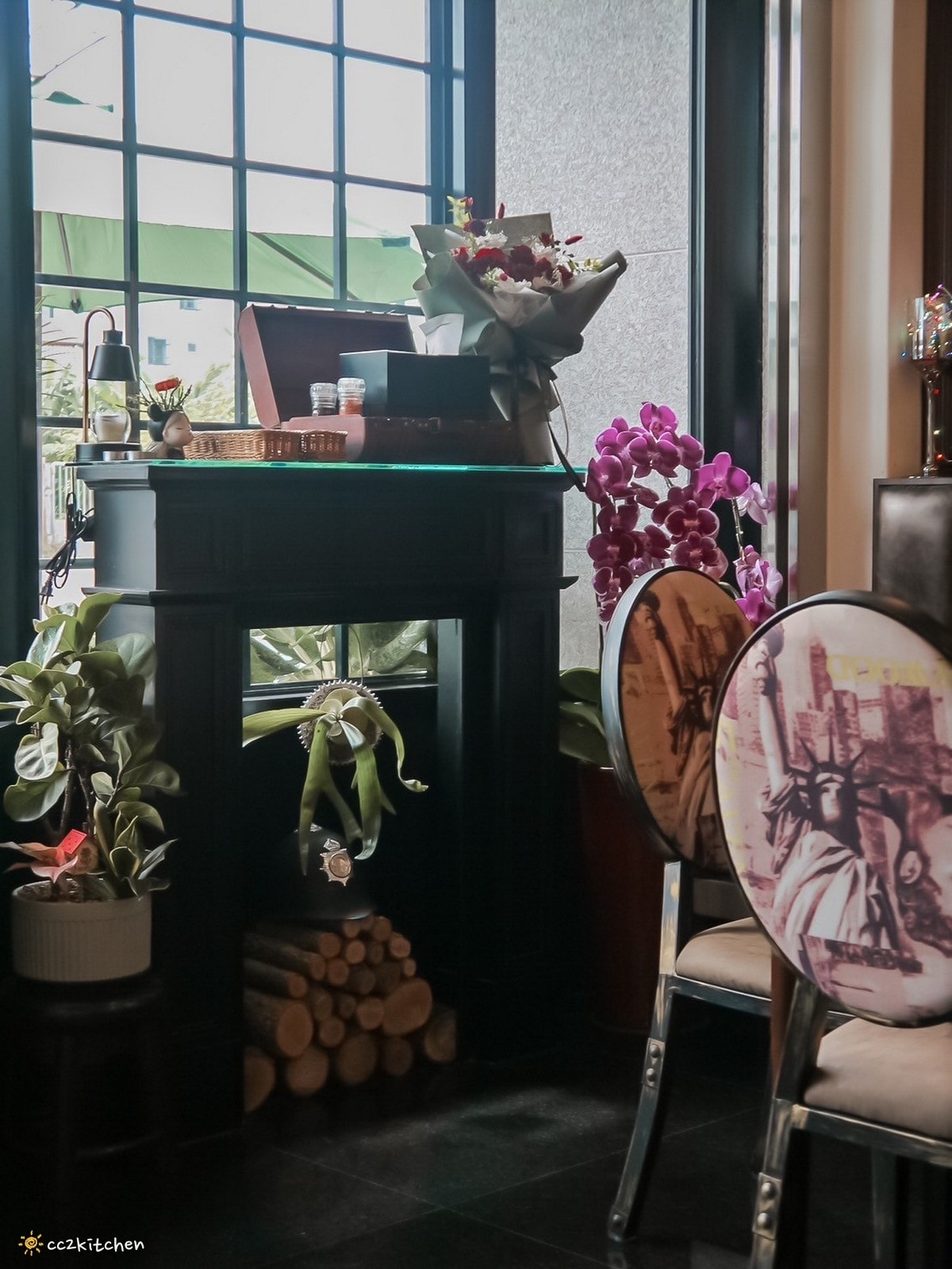 花蓮早午餐「巷弄李Sin Café」吉安自立路上的氣派豪宅裡,隱藏著一間英倫風咖啡廳!早午餐拼盤豐盛,推薦歐式嫩煎雞腿早午餐。 - 第6張圖