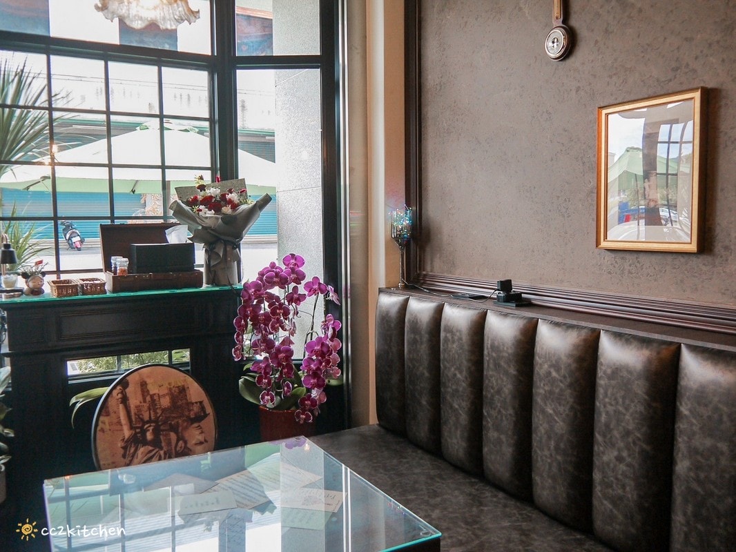 花蓮早午餐「巷弄李Sin Café」吉安自立路上的氣派豪宅裡,隱藏著一間英倫風咖啡廳!早午餐拼盤豐盛,推薦歐式嫩煎雞腿早午餐。 - 第5張圖