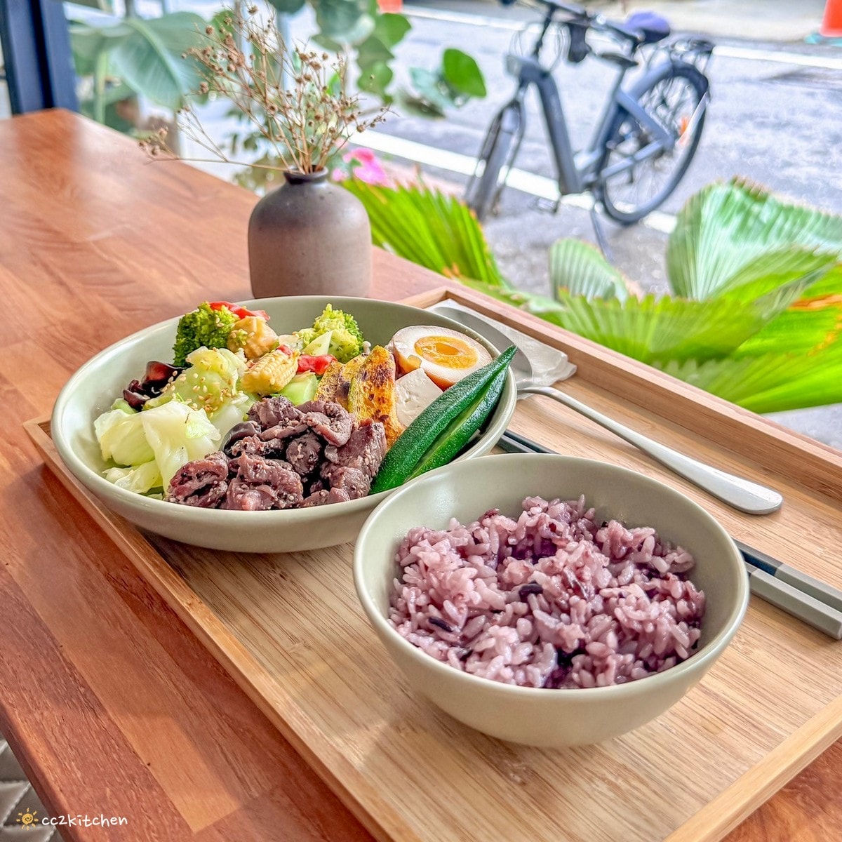 台東「上食四季食堂」高評價健康餐，外食族、增肌減脂人最愛！低碳水高蛋白的健康料理，菜色豐富、擺盤精緻，配菜每週更換。