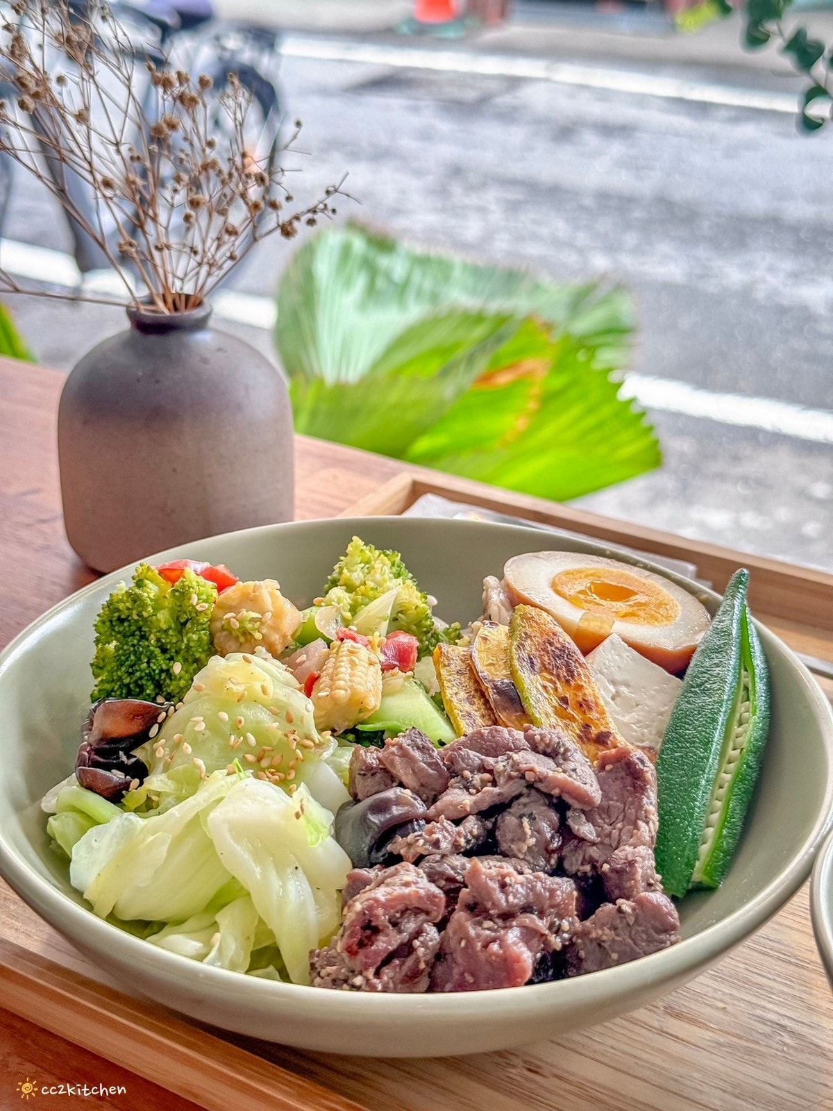 台東「上食四季食堂」高評價健康餐，外食族、增肌減脂人最愛！低碳水高蛋白的健康料理，菜色豐富、擺盤精緻，配菜每週更換。