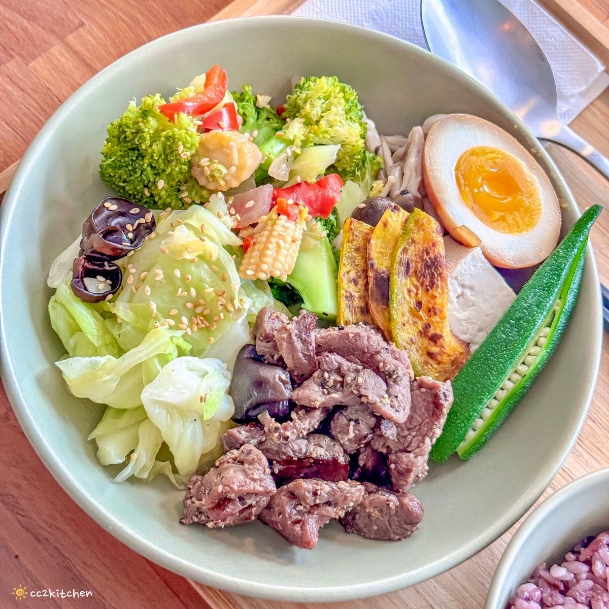 台東「上食四季食堂」高評價健康餐，外食族、增肌減脂人最愛！低碳水高蛋白的健康料理，菜色豐富、擺盤精緻，配菜每週更換。