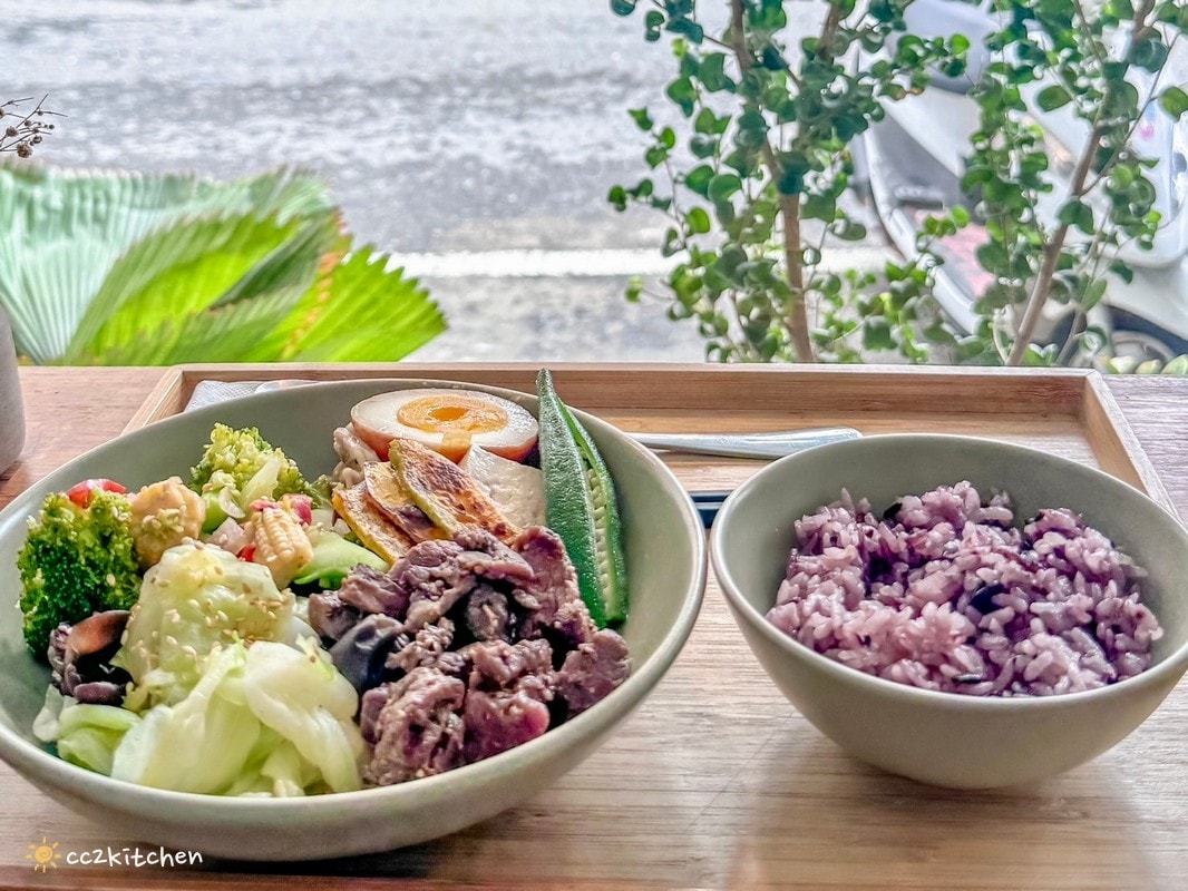 台東「上食四季食堂」高評價健康餐，外食族、增肌減脂人最愛！低碳水高蛋白的健康料理，菜色豐富、擺盤精緻，配菜每週更換。