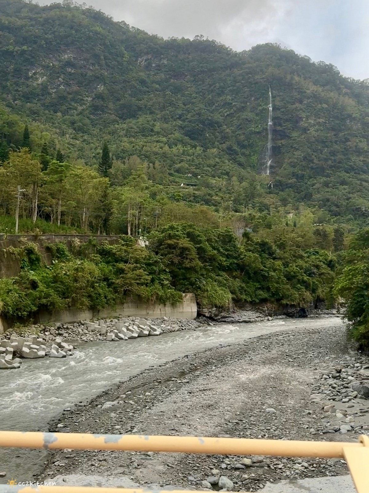 【2026台東知本一日遊】知本溫泉、知本美食景點全攻略！不能錯過的溫泉美食、知本隱藏版景點、最新光祭活動。