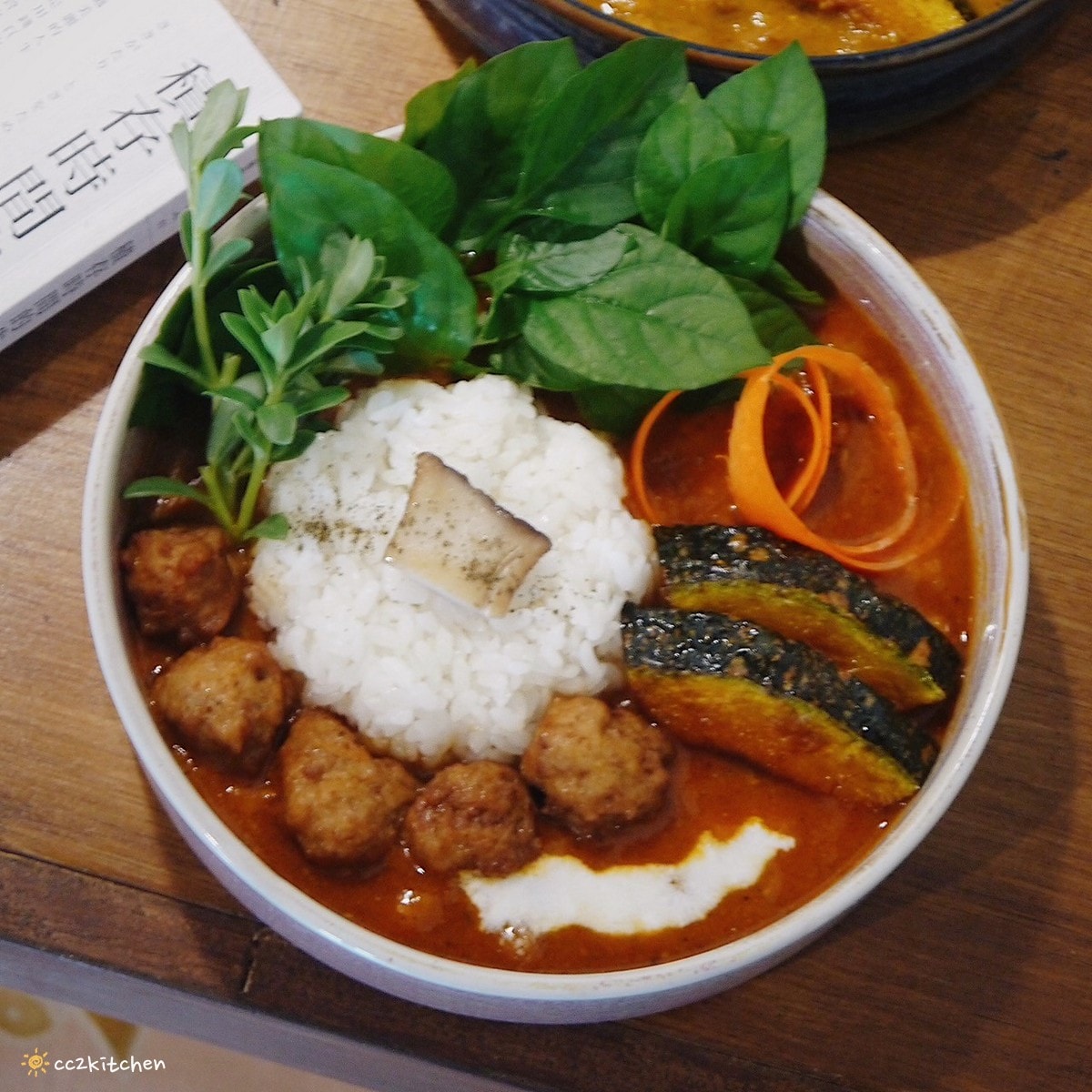 台東利嘉「稻米與月桃花」，隱居山林的私宅咖啡廳！一周只營業三天、假日不定期開放，招牌香料咖哩與小農自耕無毒香米結合，隱藏在靜謐山中的美味。