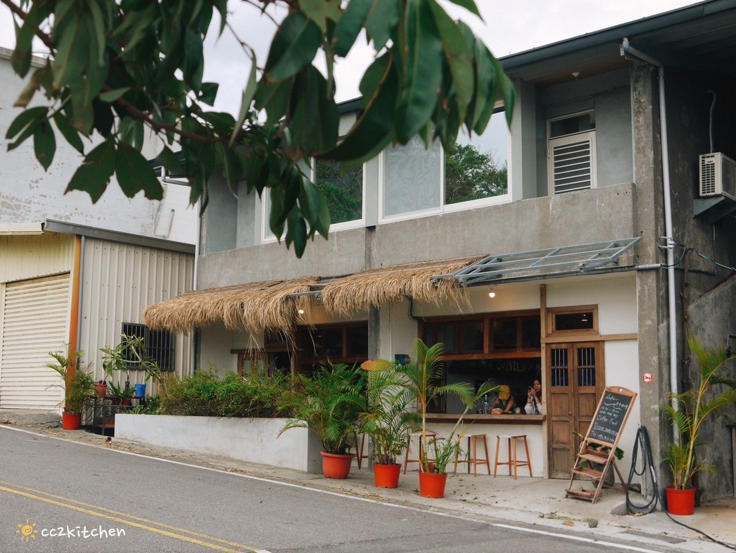 台東東河「千千咖啡」老屋改造的茅屋平房咖啡廳,鄰近東河包子、泰源幽谷,來到東河不能錯過的特色咖啡店。 - 第2張圖 台東東河「千千咖啡」老屋改造的茅屋平房咖啡廳,鄰近東河包子、泰源幽谷,來到東河不能錯過的特色咖啡店。