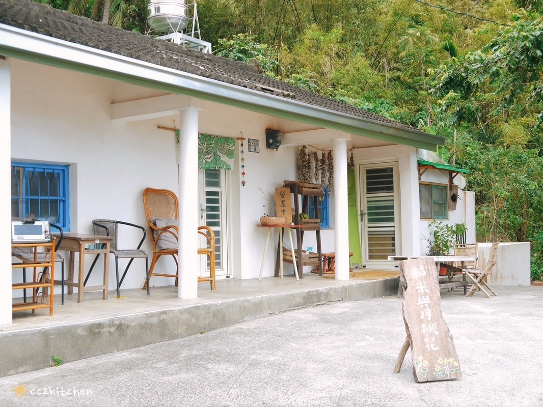 台東利嘉「稻米與月桃花」，隱居山林的私宅咖啡廳！一周只營業三天、假日不定期開放，招牌香料咖哩與小農自耕無毒香米結合，隱藏在靜謐山中的美味。