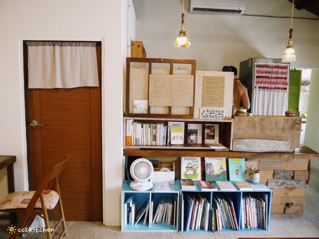 台東利嘉「稻米與月桃花」，隱居山林的私宅咖啡廳！一周只營業三天、假日不定期開放，招牌香料咖哩與小農自耕無毒香米結合，隱藏在靜謐山中的美味。