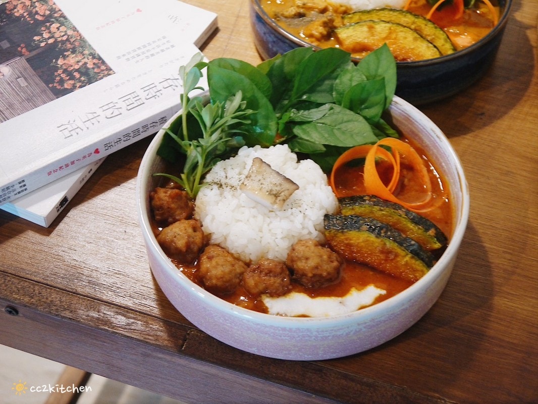 台東利嘉「稻米與月桃花」，隱居山林的私宅咖啡廳！一周只營業三天、假日不定期開放，招牌香料咖哩與小農自耕無毒香米結合，隱藏在靜謐山中的美味。