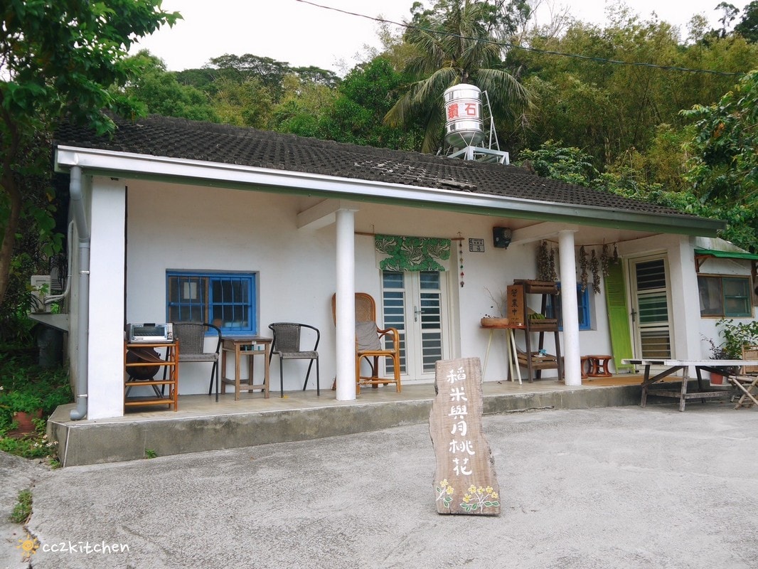 台東利嘉「稻米與月桃花」，隱居山林的私宅咖啡廳！一周只營業三天、假日不定期開放，招牌香料咖哩與小農自耕無毒香米結合，隱藏在靜謐山中的美味。