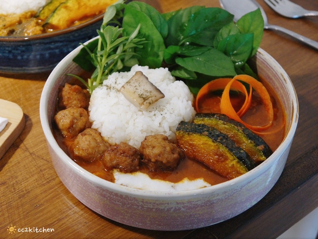 台東利嘉「稻米與月桃花」，隱居山林的私宅咖啡廳！一周只營業三天、假日不定期開放，招牌香料咖哩與小農自耕無毒香米結合，隱藏在靜謐山中的美味。