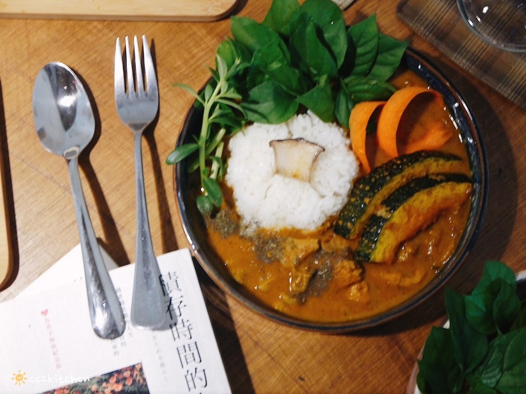 台東利嘉「稻米與月桃花」，隱居山林的私宅咖啡廳！一周只營業三天、假日不定期開放，招牌香料咖哩與小農自耕無毒香米結合，隱藏在靜謐山中的美味。