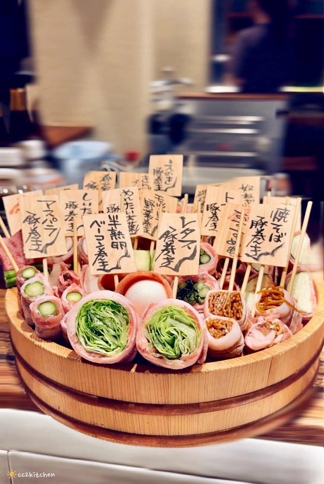 大阪必吃蔬菜串捲!「やさい串巻きなるとや」近難波八阪神社、通天閣、日本橋,滿滿一盆野菜肉捲好浮誇~連日本當地人都愛的大阪居酒屋。 - 第5張圖