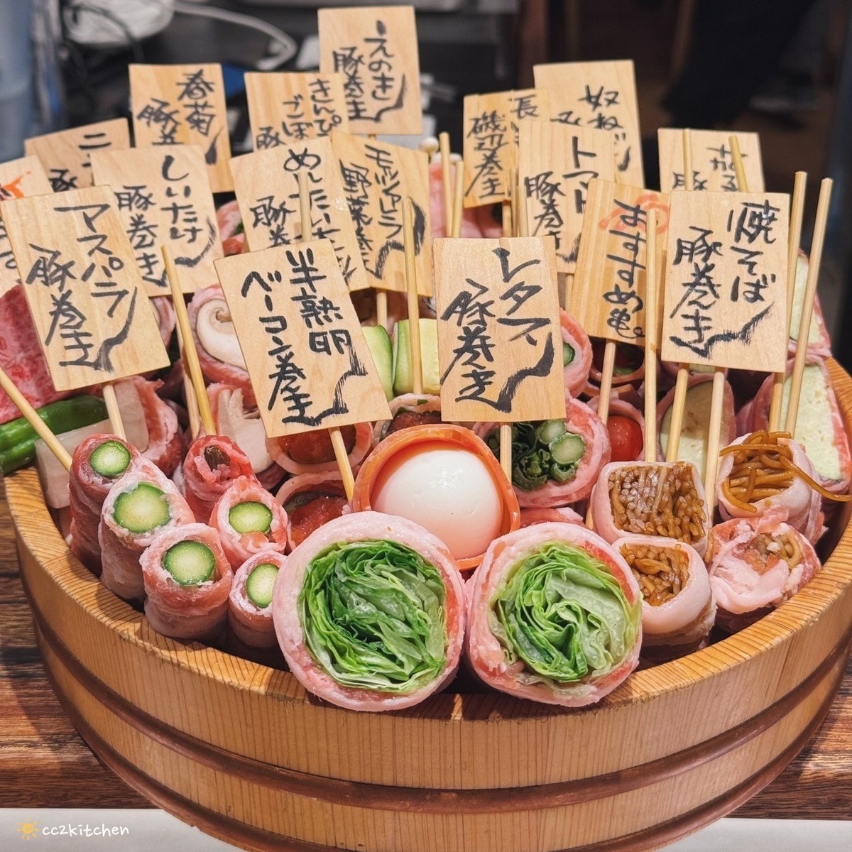 大阪必吃蔬菜串捲!「やさい串巻きなるとや」近難波八阪神社、通天閣、日本橋,滿滿一盆野菜肉捲好浮誇~連日本當地人都愛的大阪居酒屋。 - 第4張圖