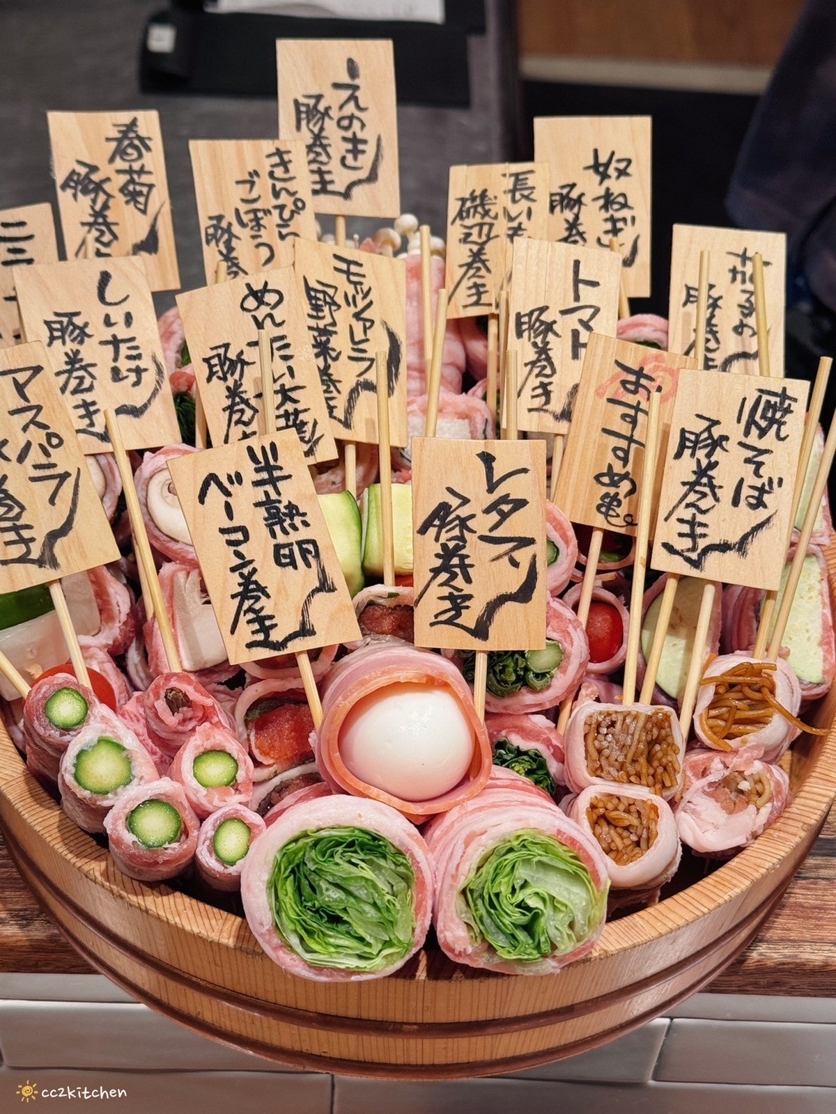 大阪必吃蔬菜串捲!「やさい串巻きなるとや」近難波八阪神社、通天閣、日本橋,滿滿一盆野菜肉捲好浮誇~連日本當地人都愛的大阪居酒屋。 - 第6張圖
