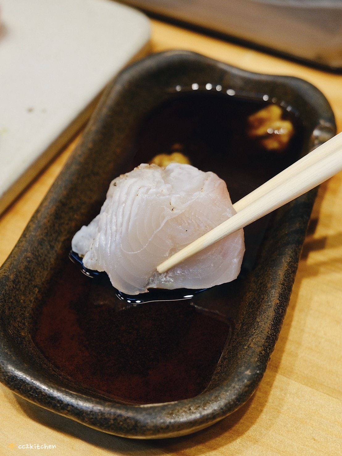 高雄左營「程壽司」隱藏在龍華市場裡的無菜單日料攤!生魚片、握壽司新鮮又好吃,在這裡能吃到季節限定的台灣魚種! - 第17張圖