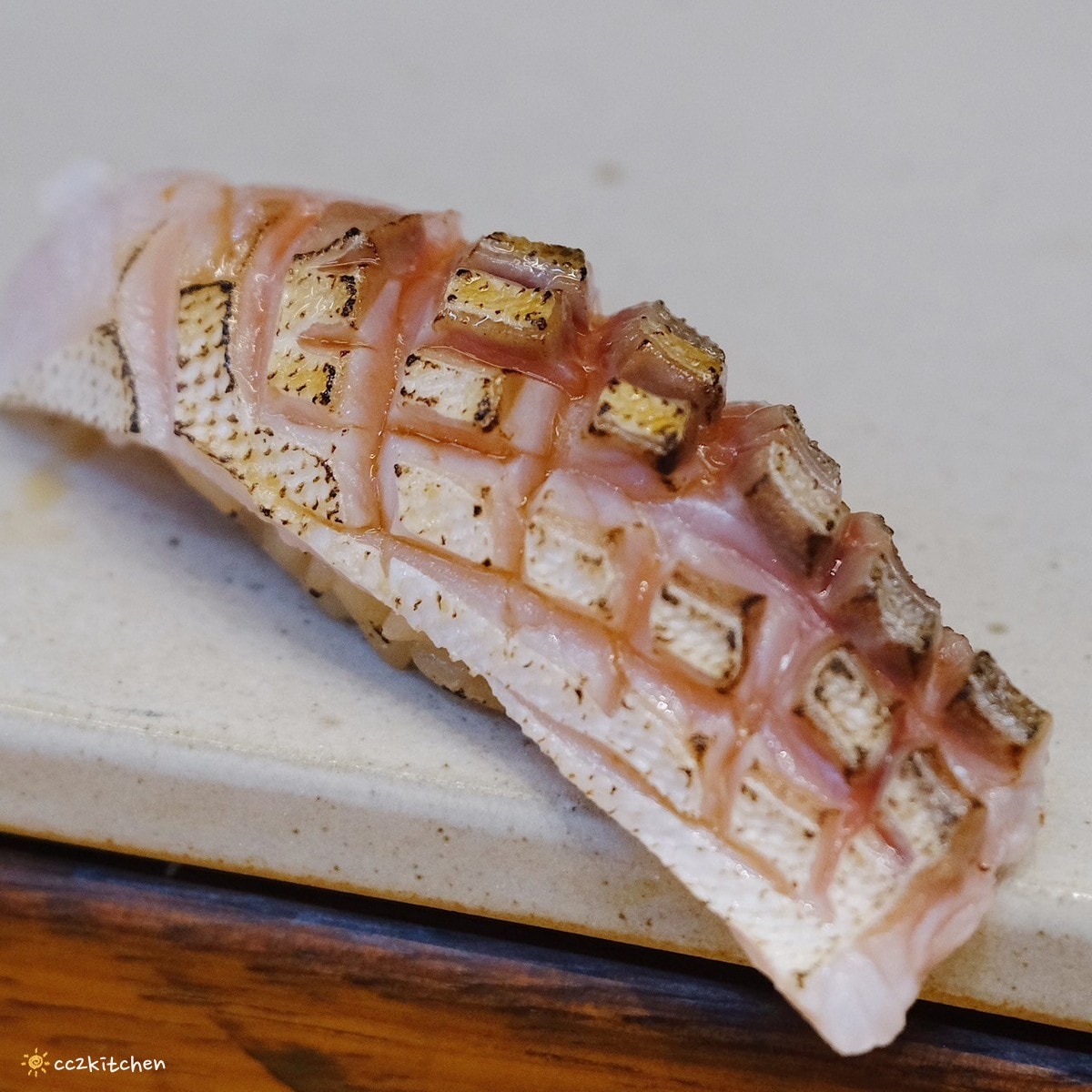高雄左營「程壽司」隱藏在龍華市場裡的無菜單日料攤!生魚片、握壽司新鮮又好吃,在這裡能吃到季節限定的台灣魚種! - 第18張圖