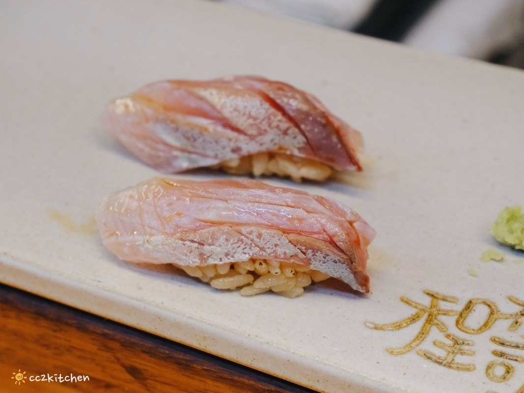 高雄左營「程壽司」隱藏在龍華市場裡的無菜單日料攤!生魚片、握壽司新鮮又好吃,在這裡能吃到季節限定的台灣魚種! - 第20張圖
