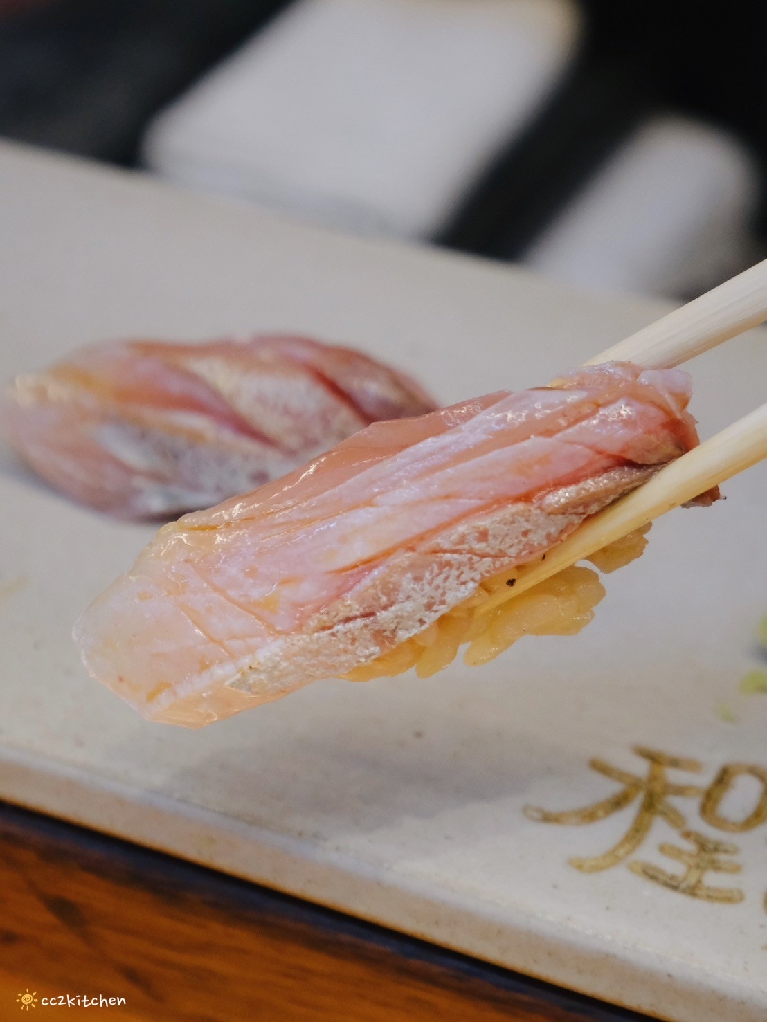 高雄左營「程壽司」隱藏在龍華市場裡的無菜單日料攤!生魚片、握壽司新鮮又好吃,在這裡能吃到季節限定的台灣魚種! - 第21張圖