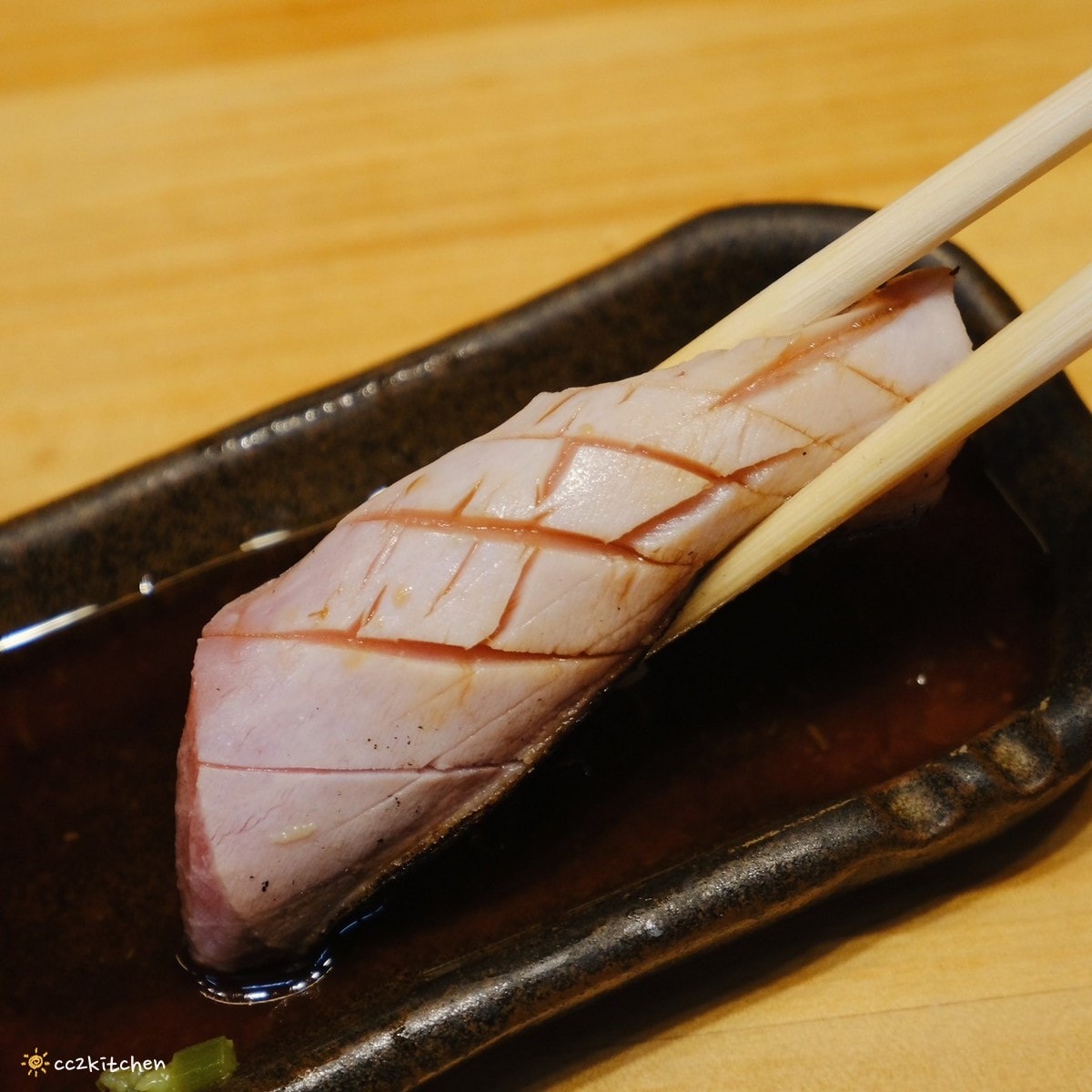 高雄左營「程壽司」隱藏在龍華市場裡的無菜單日料攤!生魚片、握壽司新鮮又好吃,在這裡能吃到季節限定的台灣魚種! - 第23張圖