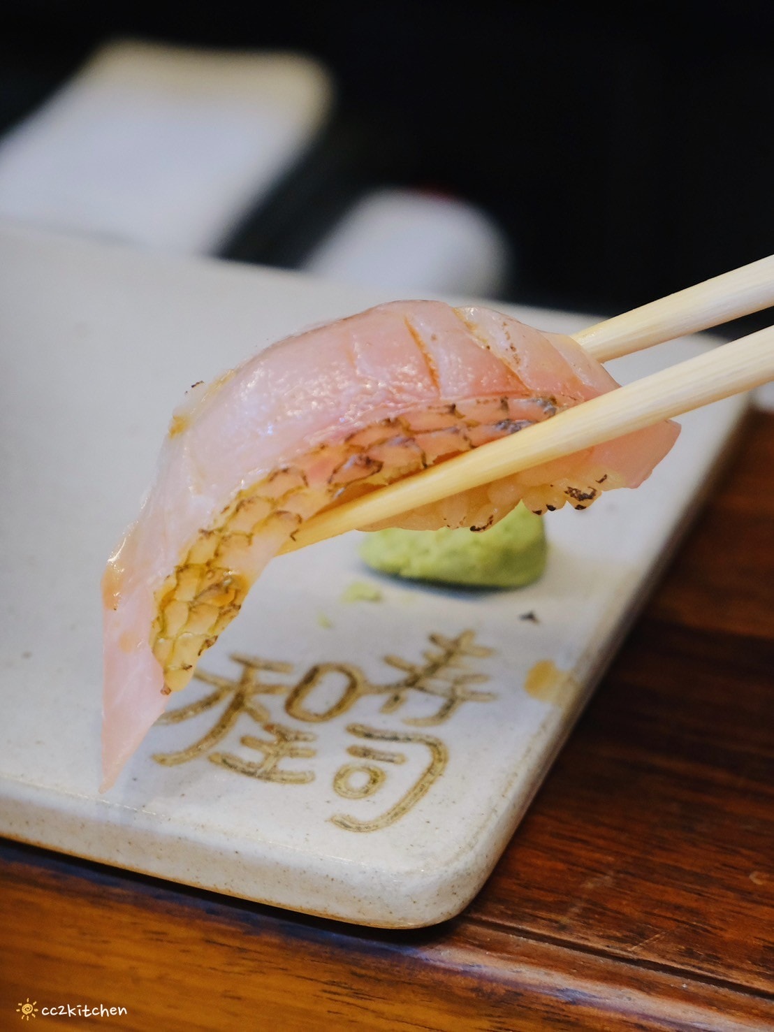 高雄左營「程壽司」隱藏在龍華市場裡的無菜單日料攤!生魚片、握壽司新鮮又好吃,在這裡能吃到季節限定的台灣魚種! - 第26張圖