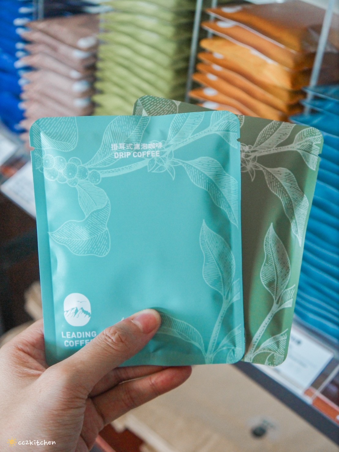 台東「林道咖啡烘豆工作室 LEADING COFFEE」知本山上的秘境咖啡廳!販售自家烘焙各國莊園精品咖啡豆及咖啡掛耳包,點一杯咖啡,眺望太平洋、縱覽台東平原自然美景。 - 第21張圖