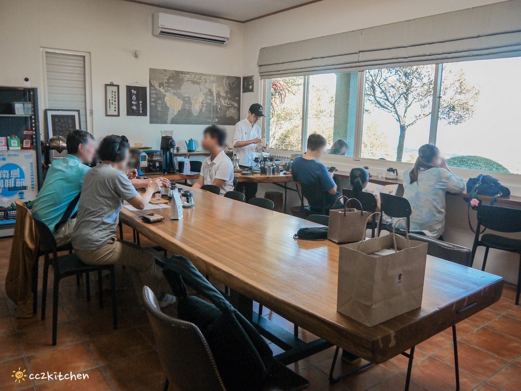台東「林道咖啡烘豆工作室 LEADING COFFEE」知本山上的秘境咖啡廳!販售自家烘焙各國莊園精品咖啡豆及咖啡掛耳包,點一杯咖啡,眺望太平洋、縱覽台東平原自然美景。 - 第17張圖