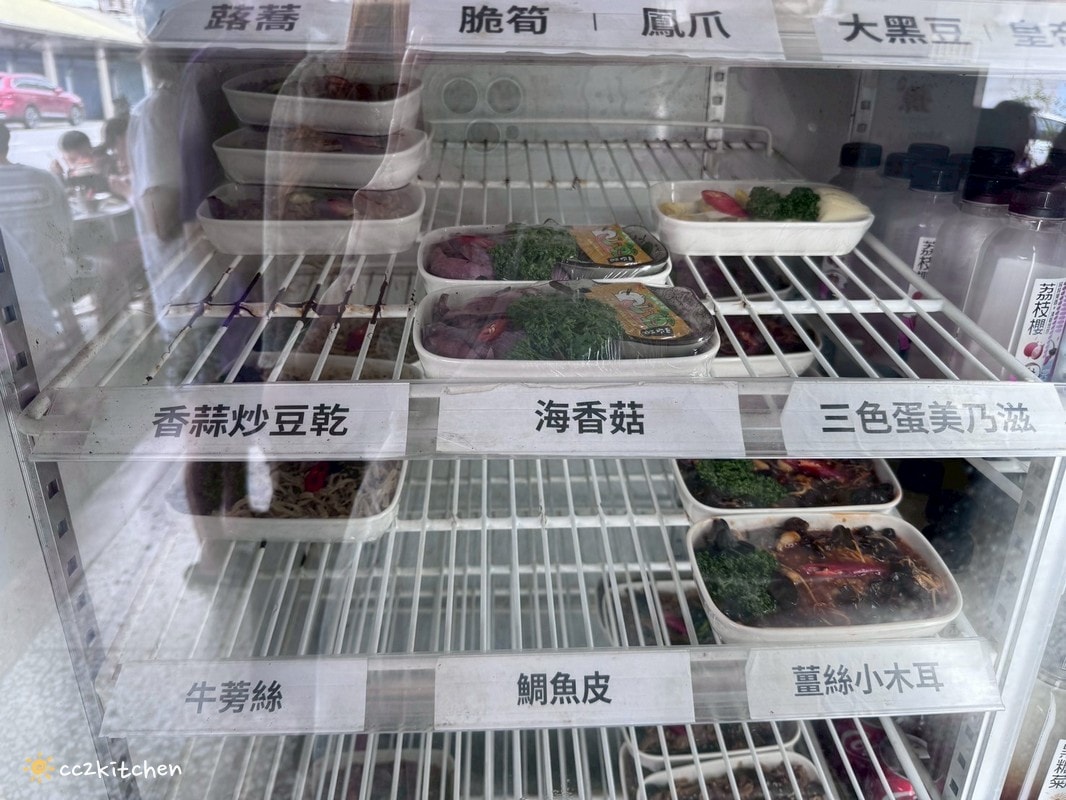 花蓮鳳林美食「孫叔叔牛骨牛肉麵」在地飄香20年的超人氣小吃!浮誇帶骨的牛肉麵豪邁大口吃,清燉湯頭不油不膩,份量大CP值高! - 第7張圖
