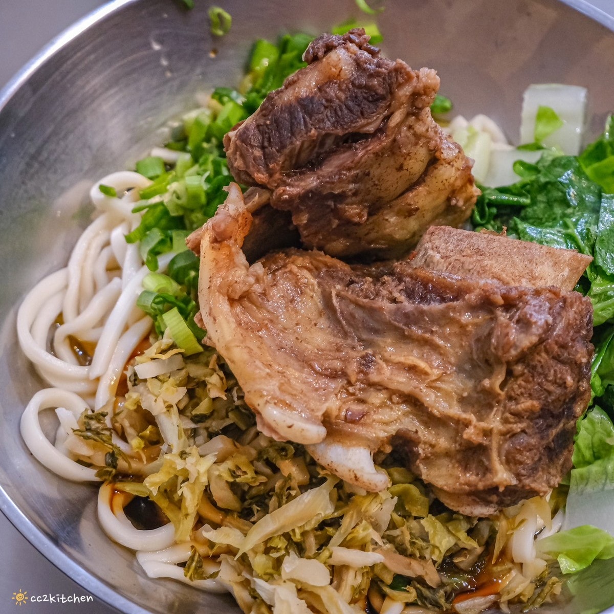 花蓮鳳林美食「孫叔叔牛骨牛肉麵」在地飄香20年的超人氣小吃!浮誇帶骨的牛肉麵豪邁大口吃,清燉湯頭不油不膩,份量大CP值高! - 第23張圖