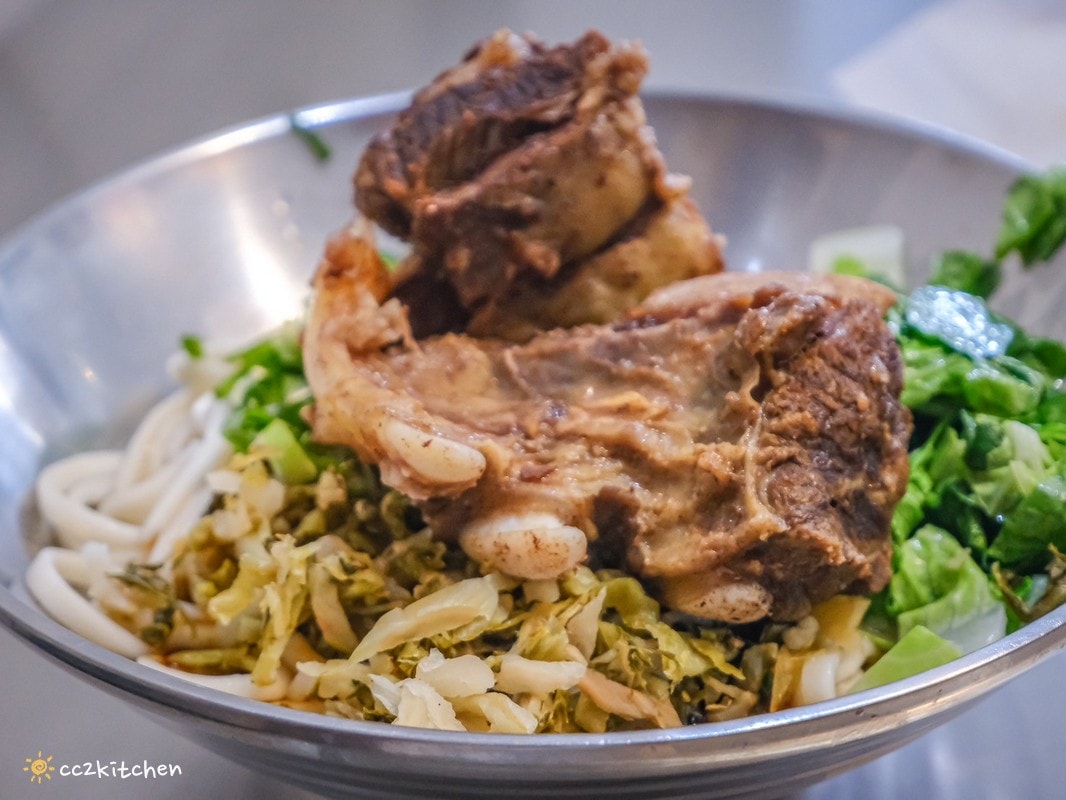 花蓮鳳林美食「孫叔叔牛骨牛肉麵」在地飄香20年的超人氣小吃!浮誇帶骨的牛肉麵豪邁大口吃,清燉湯頭不油不膩,份量大CP值高! - 第22張圖