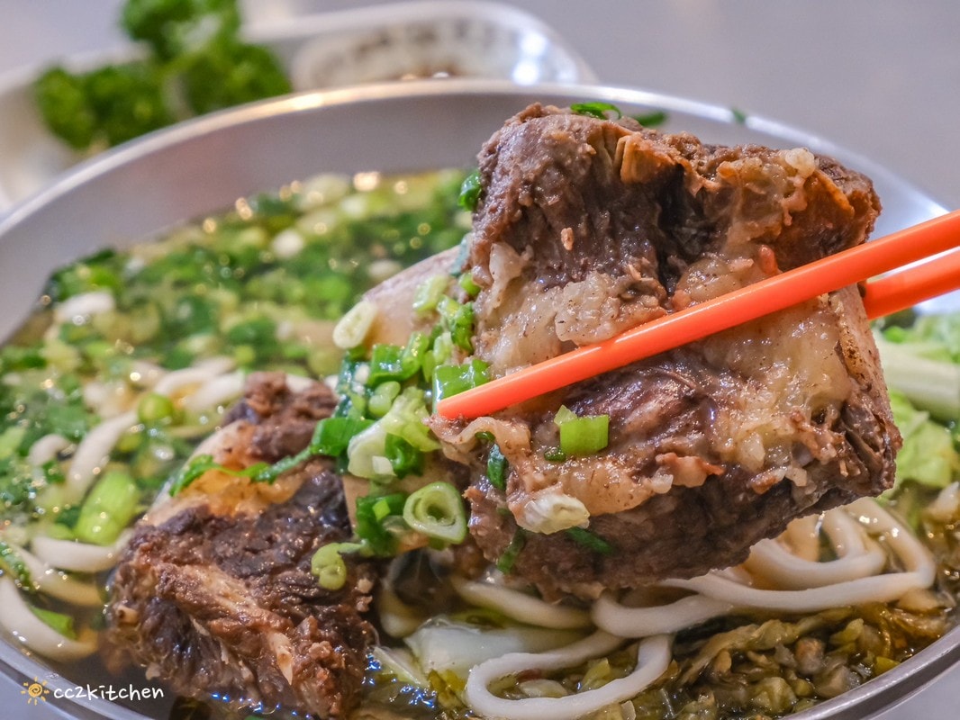 花蓮鳳林美食「孫叔叔牛骨牛肉麵」在地飄香20年的超人氣小吃!浮誇帶骨的牛肉麵豪邁大口吃,清燉湯頭不油不膩,份量大CP值高! - 第19張圖
