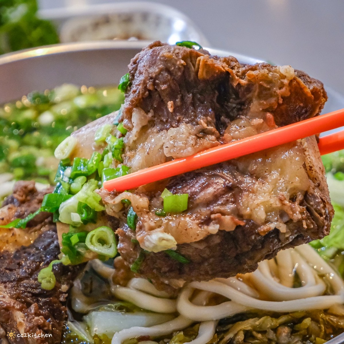 花蓮鳳林美食「孫叔叔牛骨牛肉麵」在地飄香20年的超人氣小吃!浮誇帶骨的牛肉麵豪邁大口吃,清燉湯頭不油不膩,份量大CP值高! - 第20張圖