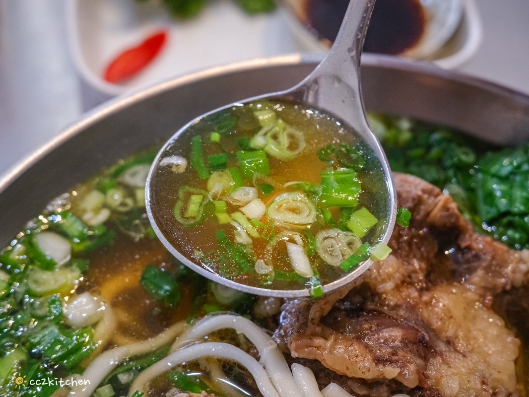 花蓮鳳林美食「孫叔叔牛骨牛肉麵」在地飄香20年的超人氣小吃!浮誇帶骨的牛肉麵豪邁大口吃,清燉湯頭不油不膩,份量大CP值高! - 第16張圖