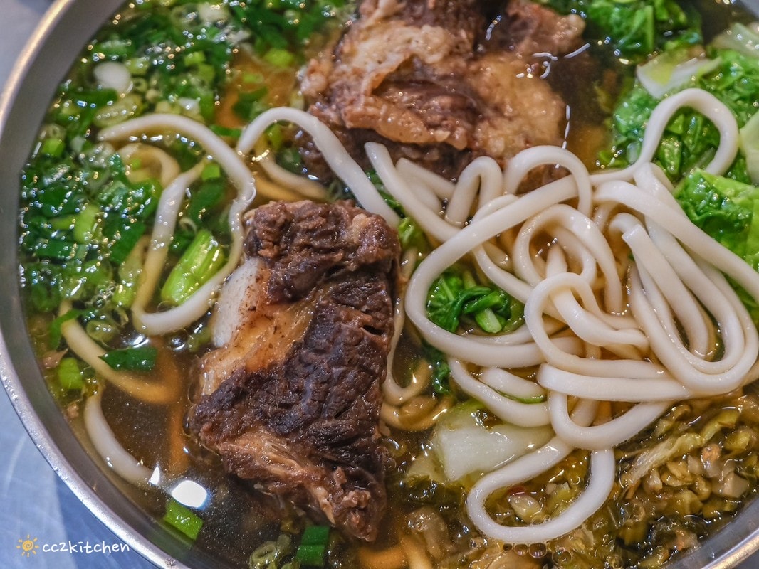 花蓮鳳林美食「孫叔叔牛骨牛肉麵」在地飄香20年的超人氣小吃!浮誇帶骨的牛肉麵豪邁大口吃,清燉湯頭不油不膩,份量大CP值高! - 第15張圖