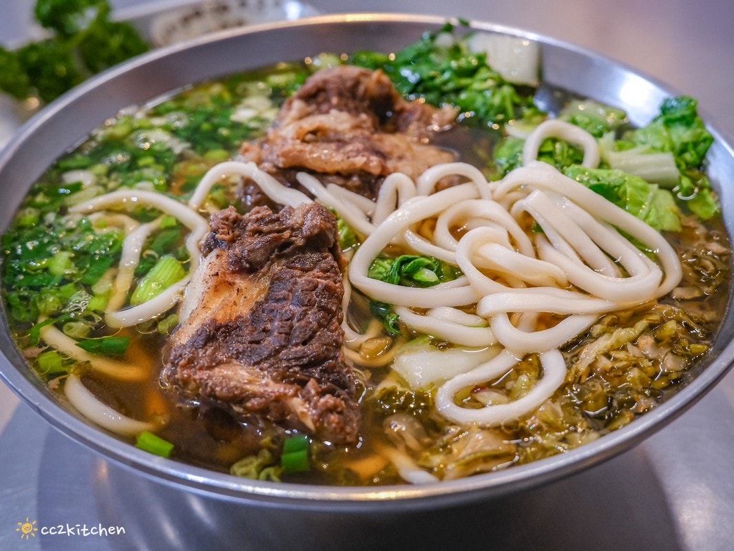 花蓮鳳林美食「孫叔叔牛骨牛肉麵」在地飄香20年的超人氣小吃!浮誇帶骨的牛肉麵豪邁大口吃,清燉湯頭不油不膩,份量大CP值高! - 第14張圖